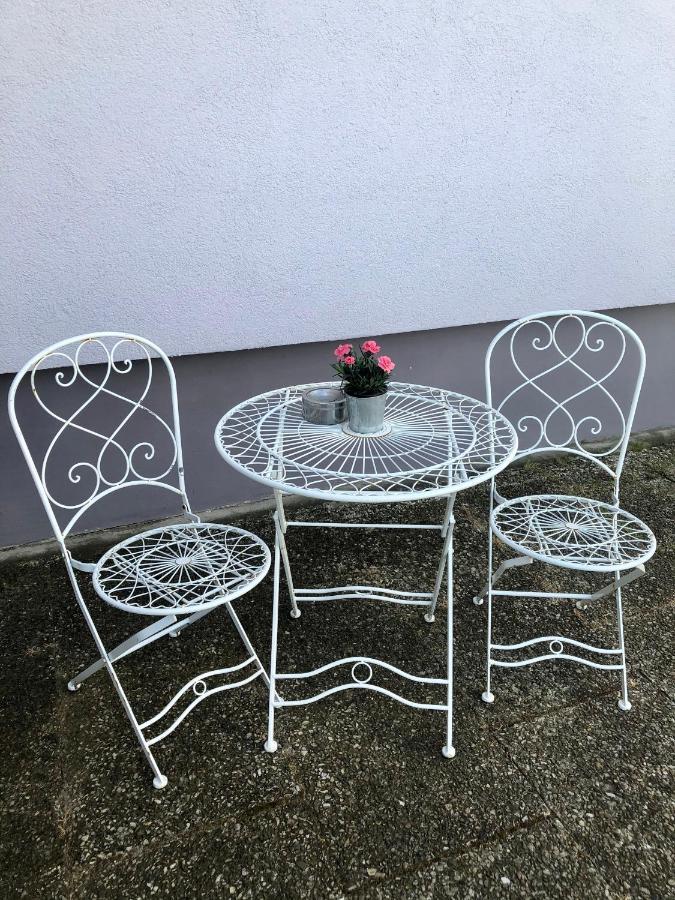 Modernes Zimmer Mit Kuechenzeile Und Bad Denkte Exterior photo
