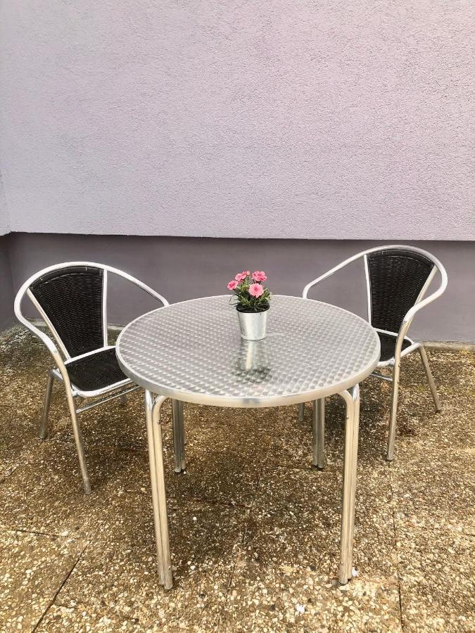 Modernes Zimmer Mit Kuechenzeile Und Bad Denkte Exterior photo